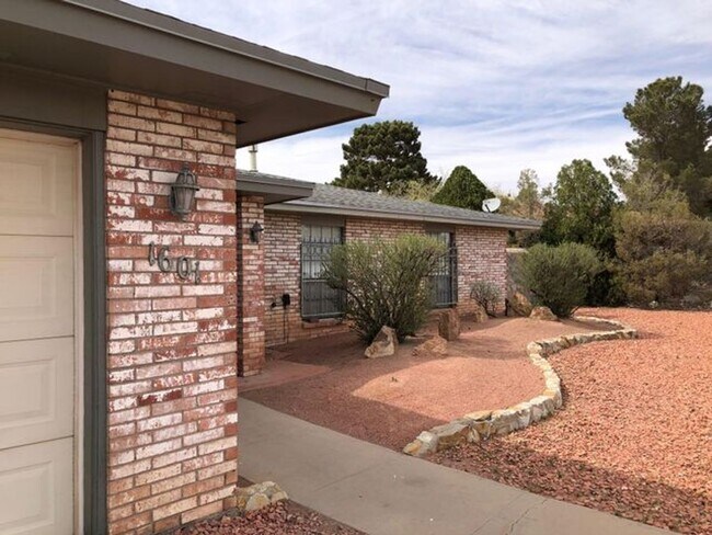 Building Photo - Beautiful East El Paso Home!