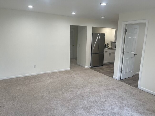 Building Photo - 17 Larkin Cir