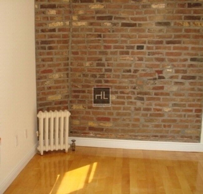 Foto del edificio - NO FEE • West Village 1BR • Hudson Street and Perry Street. • Fireplace • Pets OK • Near Multiple...