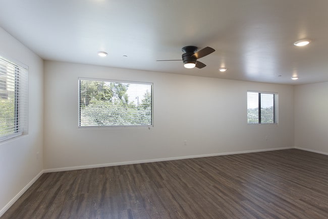 Building Photo - OPEN HOUSE: 1/24 11:30AM-12:30PM  4 Bed with 2 Car Garage & Washer/Dryer in Unit