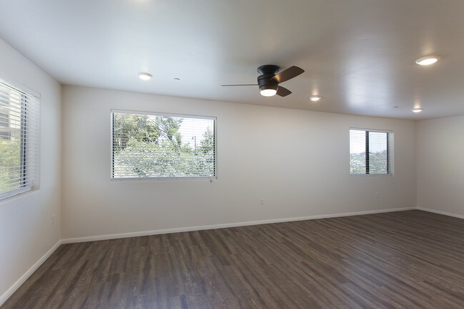 Foto del edificio - OPEN HOUSE: 1/24 11:30AM-12:30PM  4 Bed with 2 Car Garage & Washer/Dryer in Unit