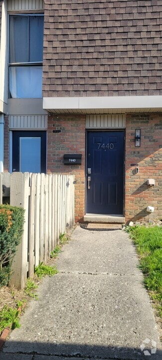 Building Photo - 7440 Country Brook Dr