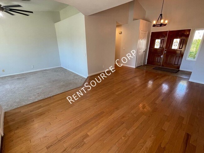 Building Photo - 3 Bedrooms and 2 Bathrooms for Rent in Wes...
