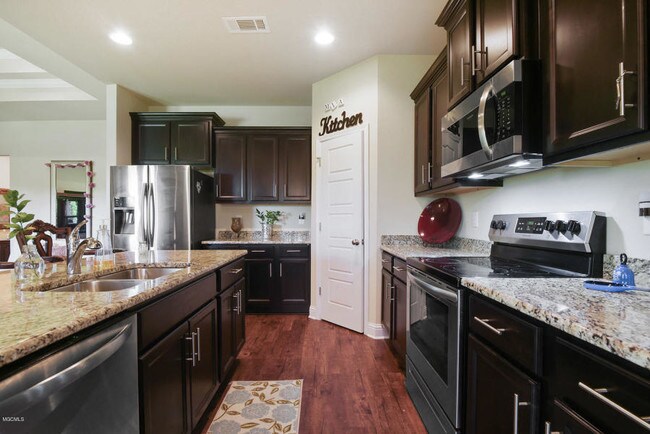 Building Photo - 10861 Chapelwood Dr
