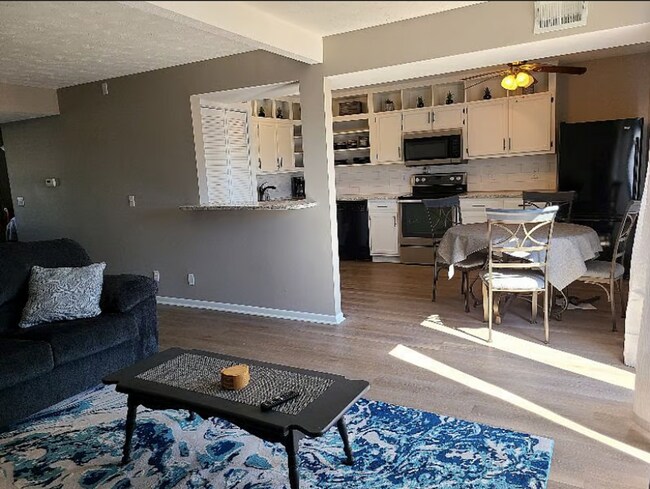 Foto del edificio - 12741/12727 Woodcrest Drive