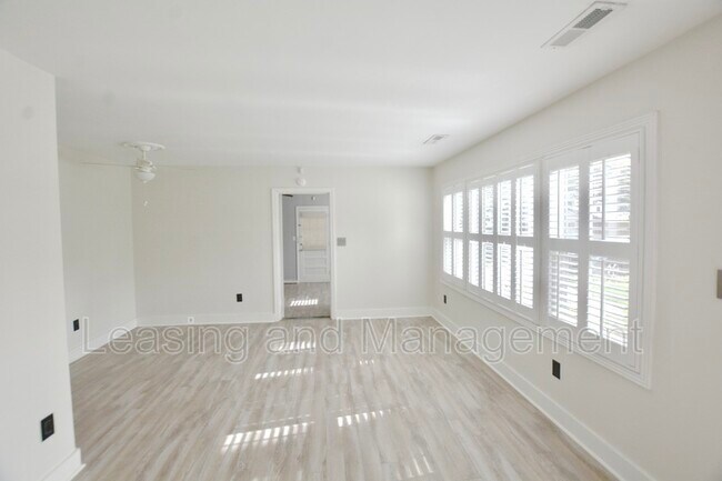 Foto del edificio - 2 Rosedale Dr