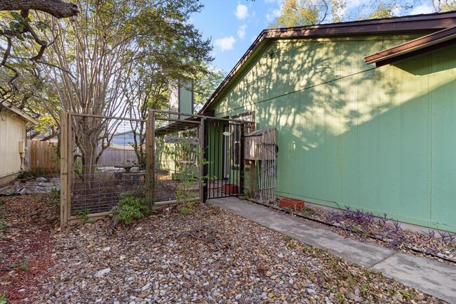 Foto del edificio - 8102 Treehouse Ln