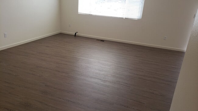 Building Photo - SPACIOUS 3 BED/2.5 BATH/2 CAR GAR/ A/C / 1580 SQ FT HOME IS MOVE IN READY