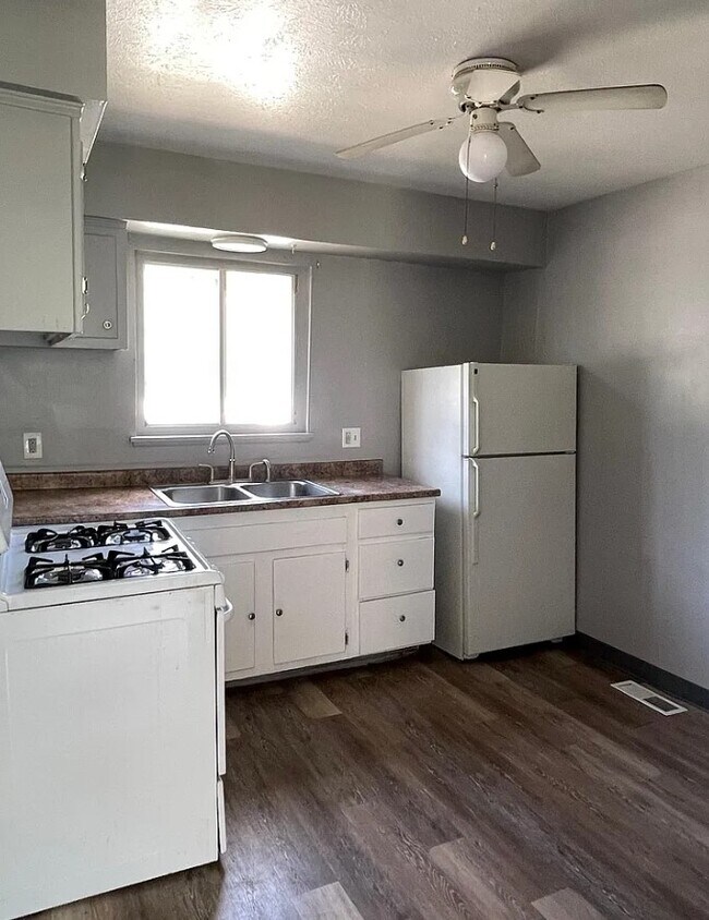 Foto del edificio - 601-605 Abbe Rd OPEN HOUSE 7/18 10-3PM
