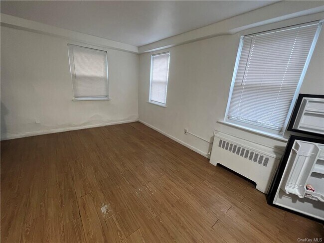 Foto del edificio - 2105 Paulding Ave