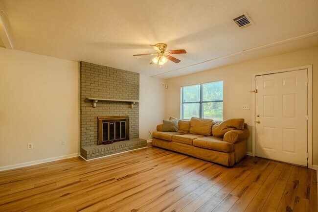 Foto del edificio - 1180 Whit Davis Rd