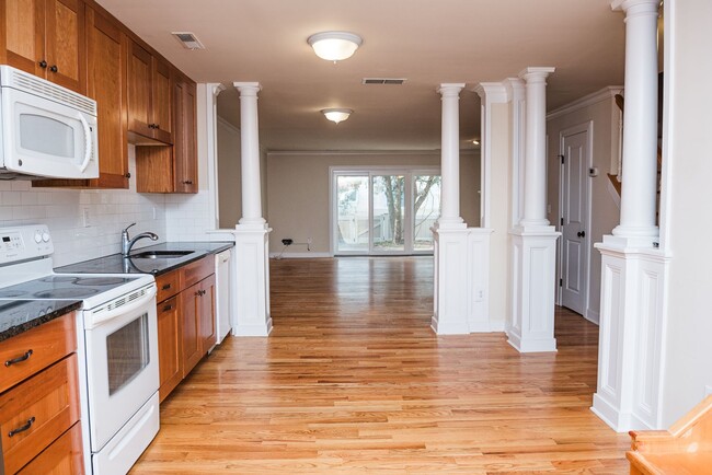 Building Photo - 93 Tennyson Dr