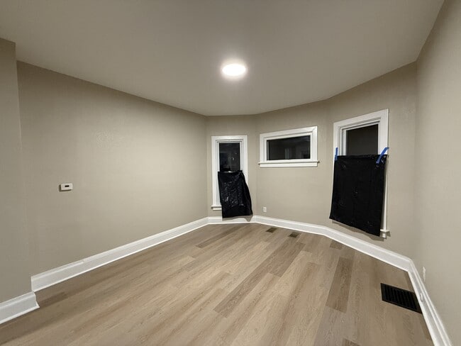 Foto del edificio - 407 Forest Ave