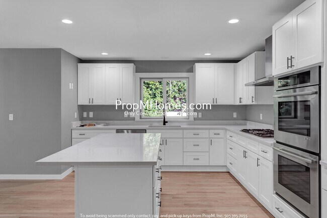 Building Photo - Spacious Lake Oswego Beauty - Six Bedroom Home - Updated Landscaping!