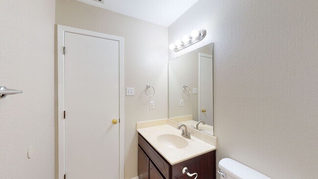 Foto del edificio - 2 WEEKS FREE! ALL TILE 3 BEDROOM, 2 BATH, ...