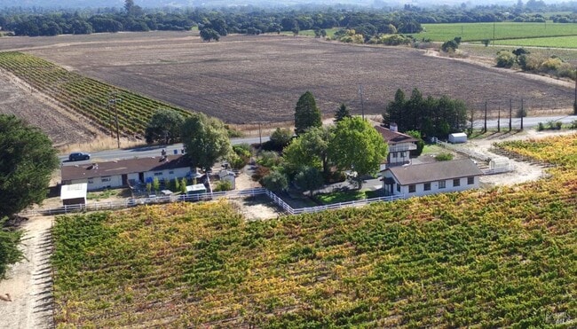 Building Photo - Beautiful Wine Country Home