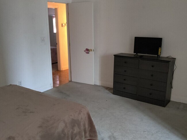Building Photo - 4 Bedroom Single Family Home in California...