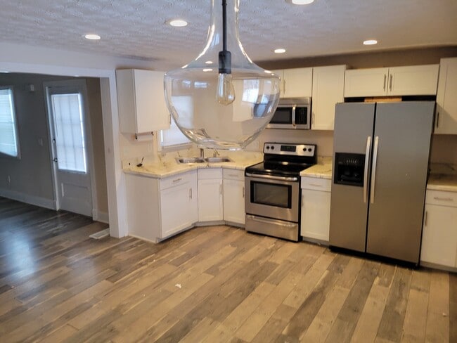 Spacious Eat In Kitchen - 1026 Ash St