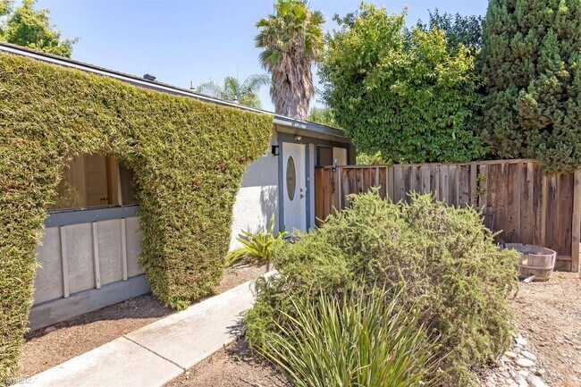 Building Photo - 2 br, 2 bath Duplex - 1316 Oxbow Court