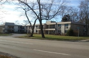 Chandelier Apartments - 705 S Milwaukee Ave