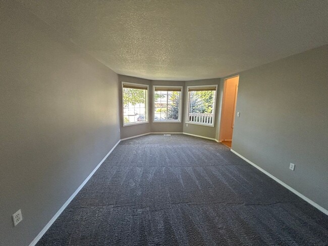 Foto del edificio - COMING SOON **** Elegant Two-Story Home in...