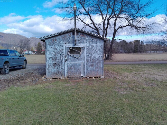 Foto del edificio - 167 Lake Logan Rd