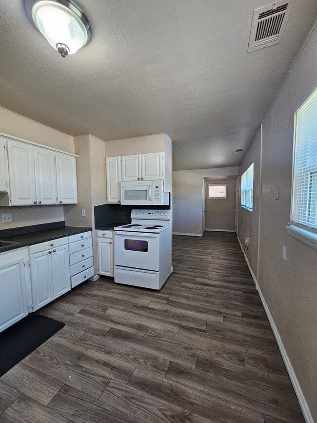 Foto del edificio - (3) Bed/(1) Bath Core Norman Rental Avail ...
