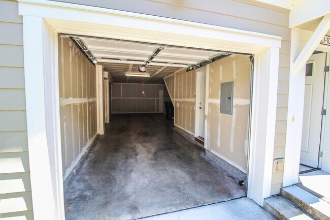 Foto del edificio - 2bed/2bath Lake Boren Townhome with greenbelt and lake views! Prime Newcastle Location.