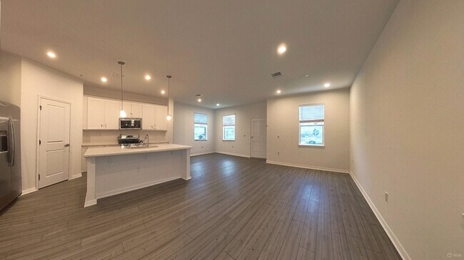 Building Photo - 550 Orient Ave