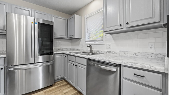 Building Photo - 7117 Country Hill Dr