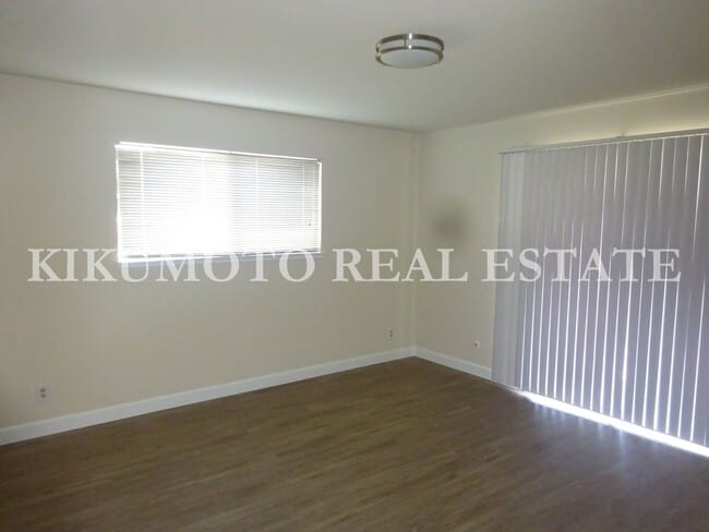 Building Photo - 2 bedroom, 2 bath, 2 car garage Half-plex ...