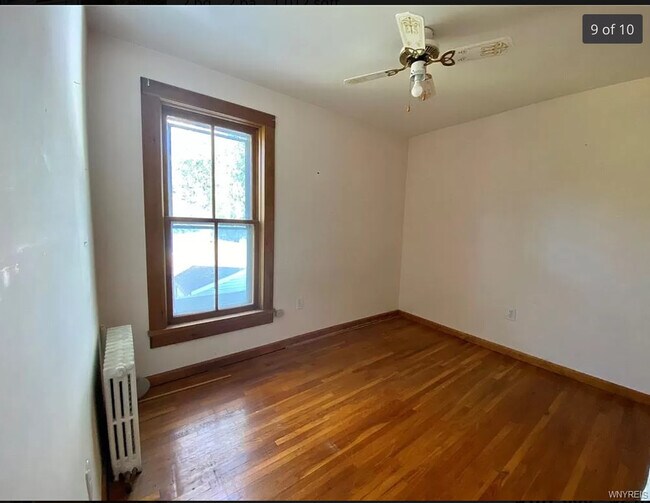 Upstairs bedroom - 552 Persons St