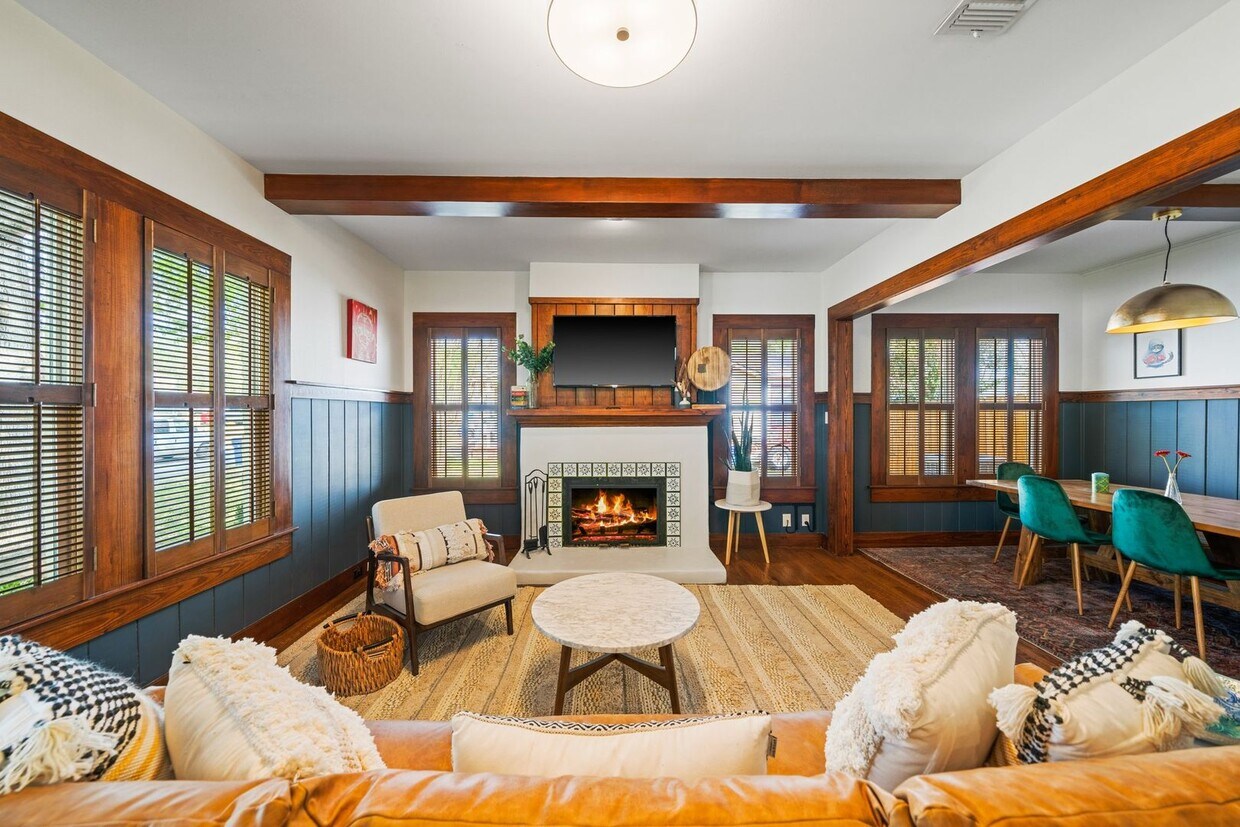 Foto principal - Beautifully Updated Historic Home