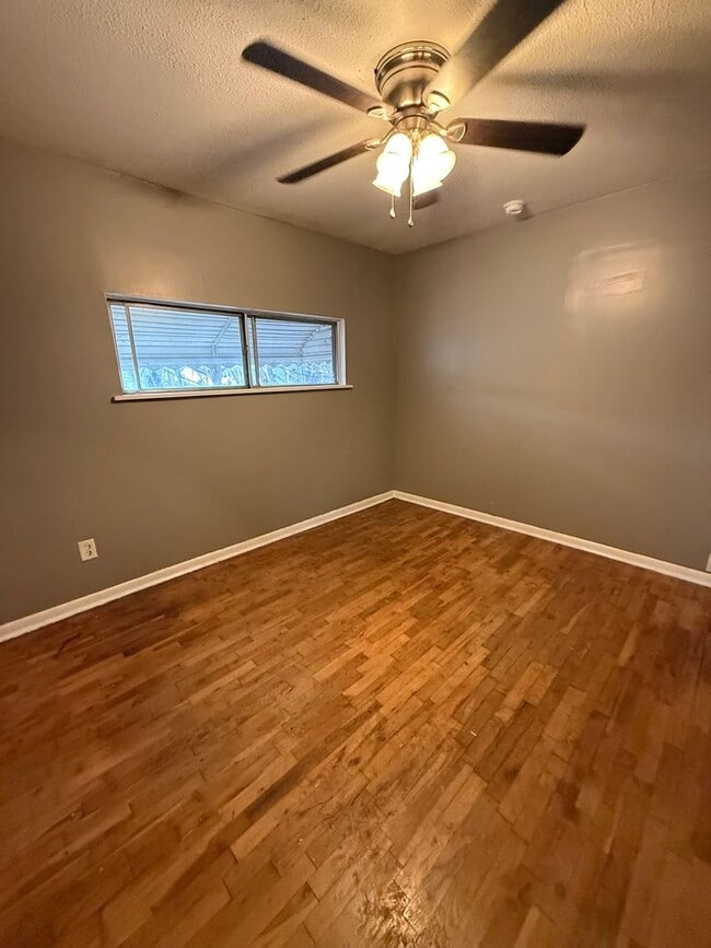 Building Photo - Super Cozy 2 Bedroom 1 Bath AVAILABLE NOW!!