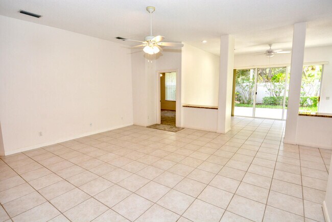 Building Photo - 204 S Hampton Dr