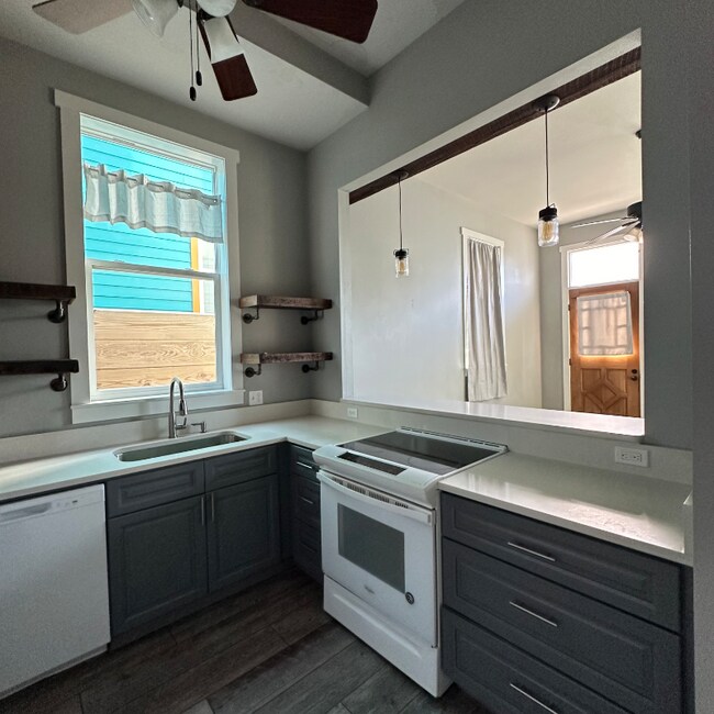 Building Photo - 1387 St Anthony St