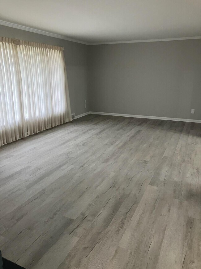 Foto del edificio - 1051 Briarwood Rd