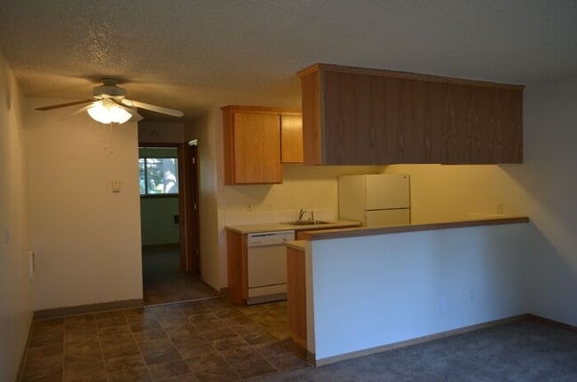 Building Photo - OPEN KITCHEN, GREAT LOCATION