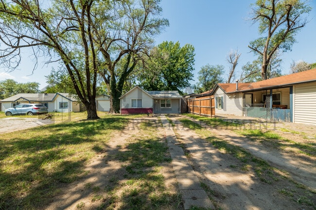 Building Photo - 617 N Clara St