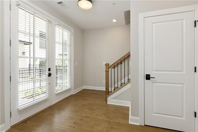 Building Photo - 439 Burton Dr