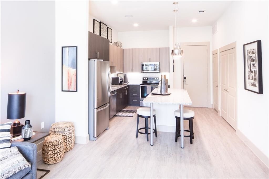 Foto principal - 901 N Zang Blvd