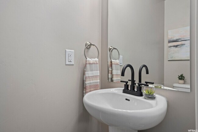Foto del edificio - 636 N 2040 E St