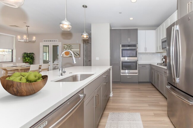 Interior Photo - Onyx North Central