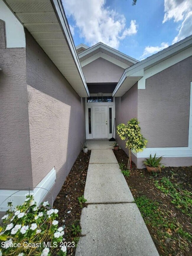 Building Photo - 4 BEDRROM HOME IN DESIRABLE AREA IN WEST M...