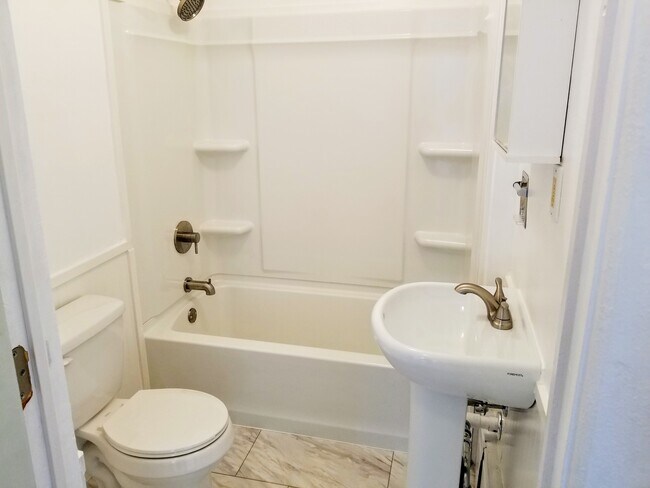 Building Photo - 131 Elm St