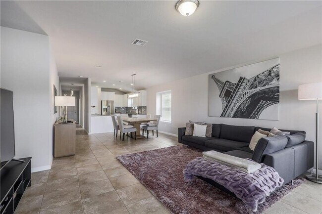 Building Photo - Spacious & Beautiful 3/BR 2/BA Home with E...