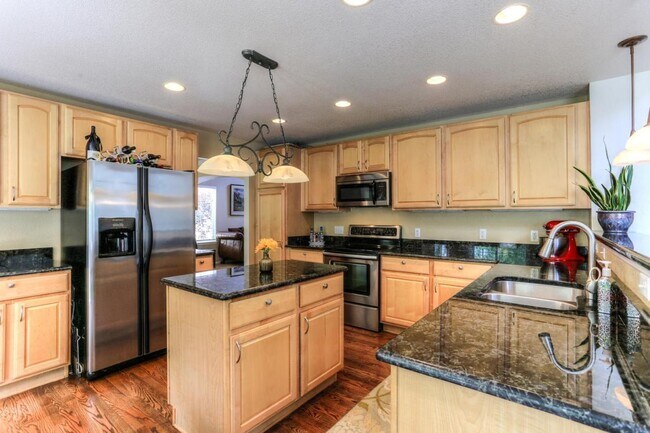 Foto del edificio - 8125 Briar Cliff Dr
