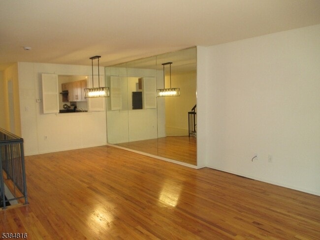 Foto del edificio - 181 Long Hill Rd