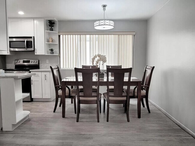 Foto del edificio - 12801 Moorpark St