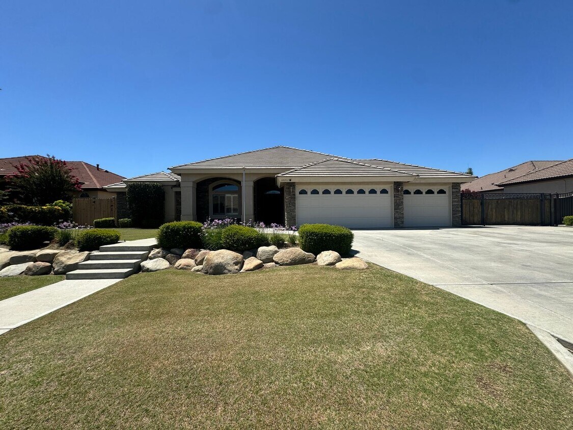Primary Photo - Gorgeous NW Bakersfield home with pool!